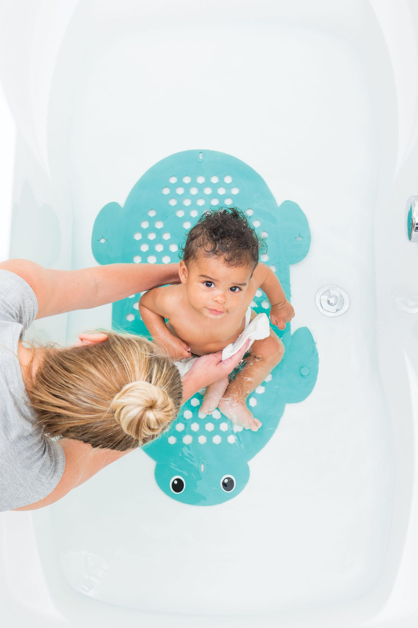2-IN-1 BATH MAT & STORAGE BASKET™